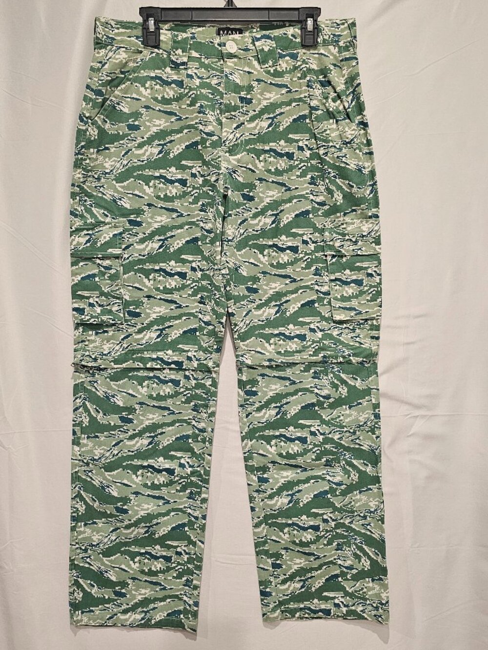 BoohooMAN Men's Camo Cargo Trousers Size 32 Relaxed Fit Zip Off Leg Fixed Waist